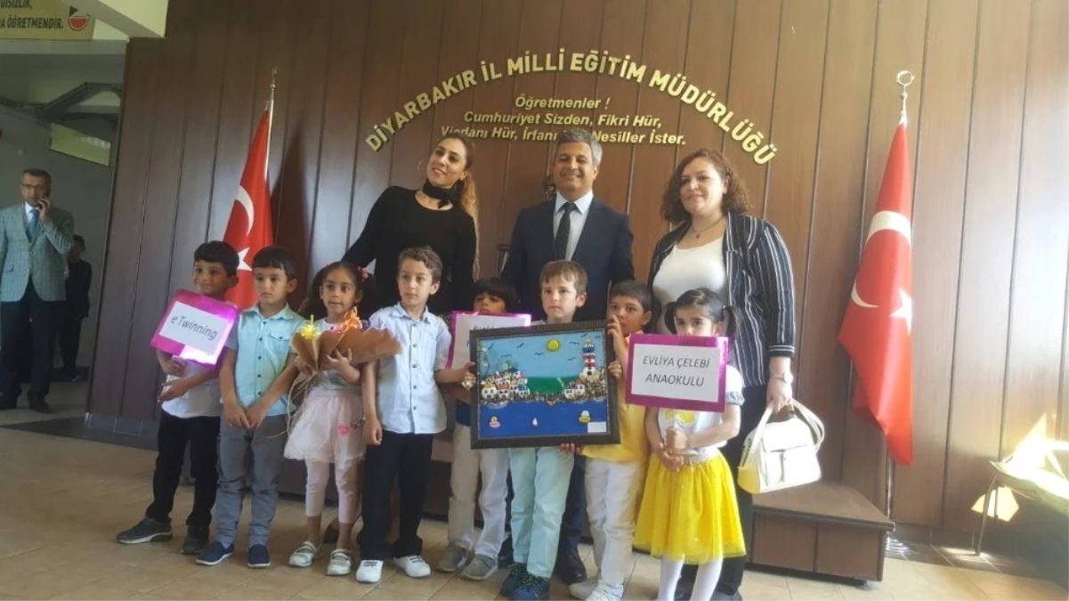 Minik Öğrenciler Öğretmenleri ile Birlikte Milli Eğitim Müdürü Taşçıer\'i Ziyaret Etti