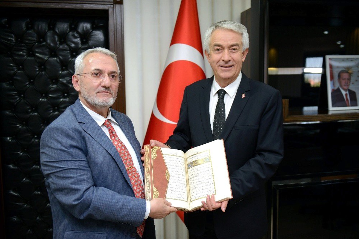 Müftüden Belediye Başkanına Kur\'an-ı Kerim\'li Hayırlı Olsun Ziyareti
