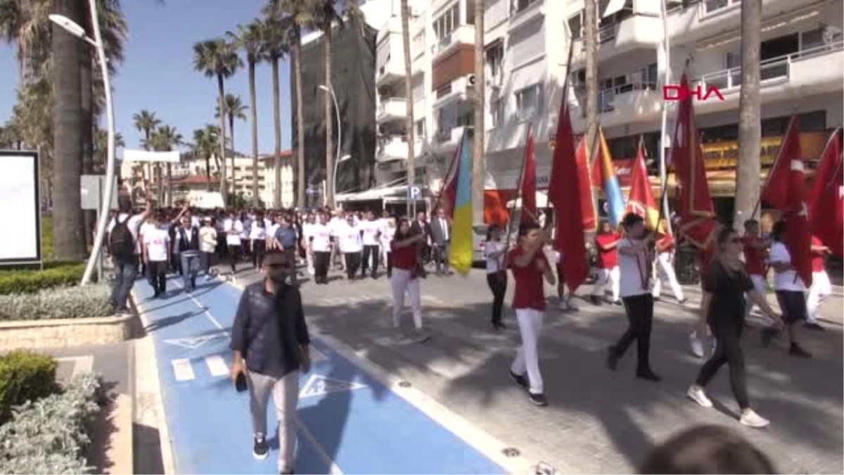 Muğla Marmaris\'te \'Gençlik Yürüyüşü\'nde Marş Tartışması