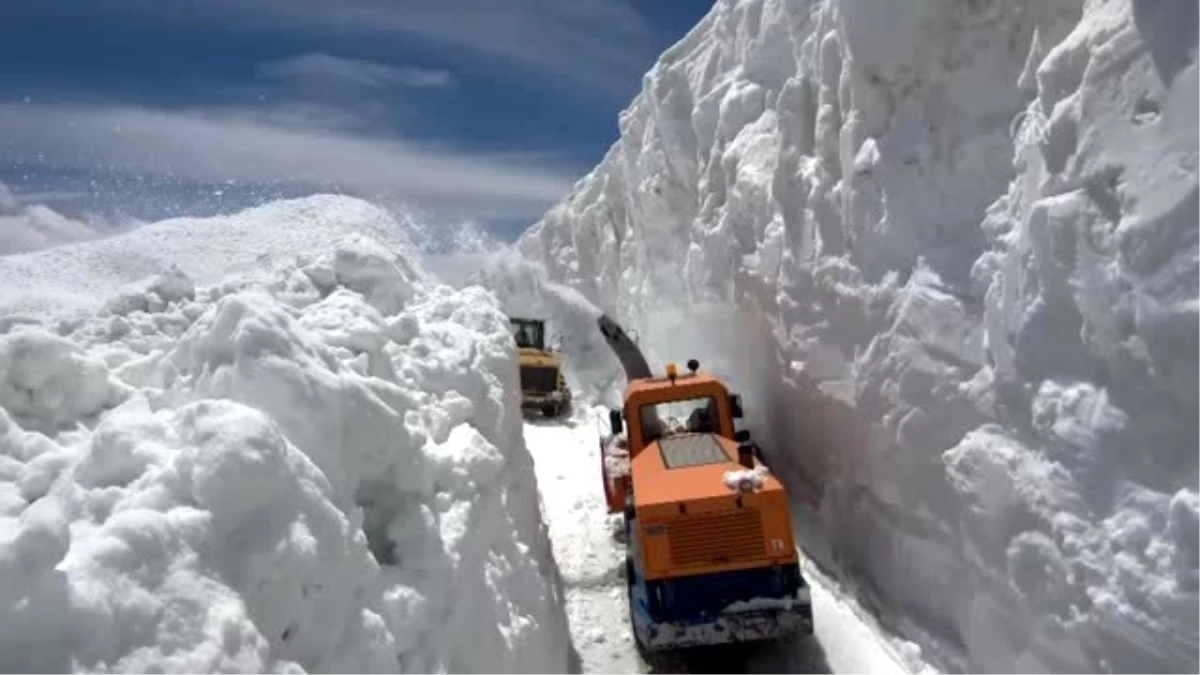 Muş\'ta Kar ve Tipiden 6 Aydır Kapalı Olan Yol Açıldı