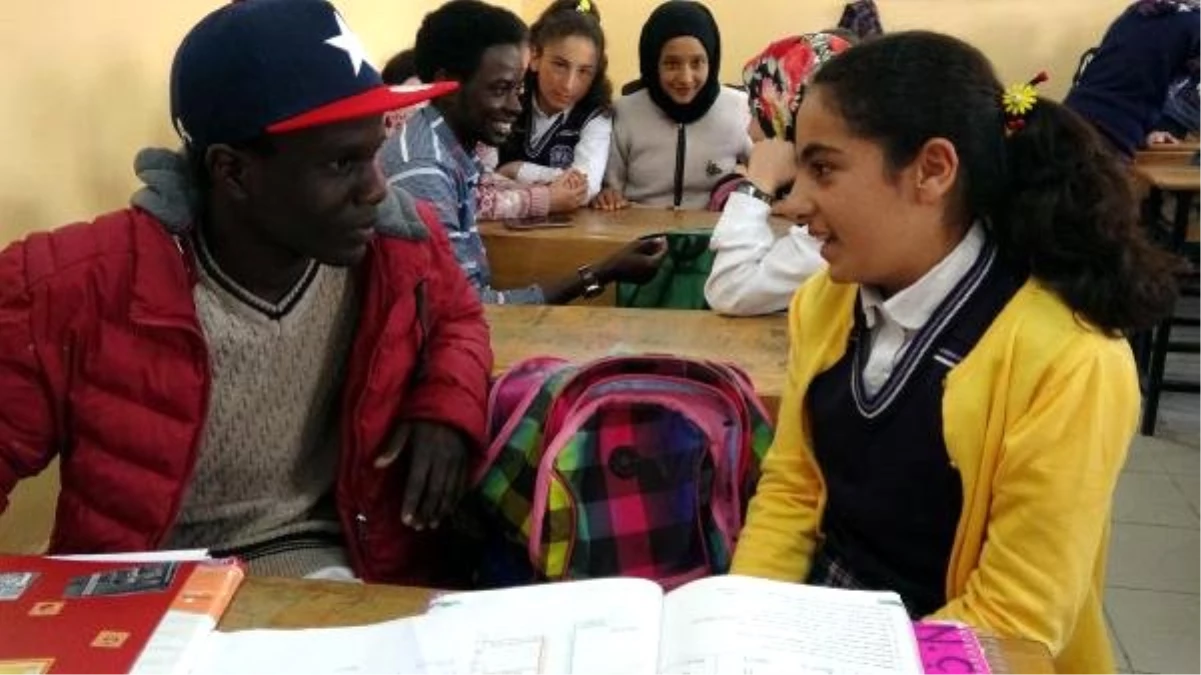 Öğrenciler İngilizce Dersinde Yabancı Gençlerle Pratik Yaptı