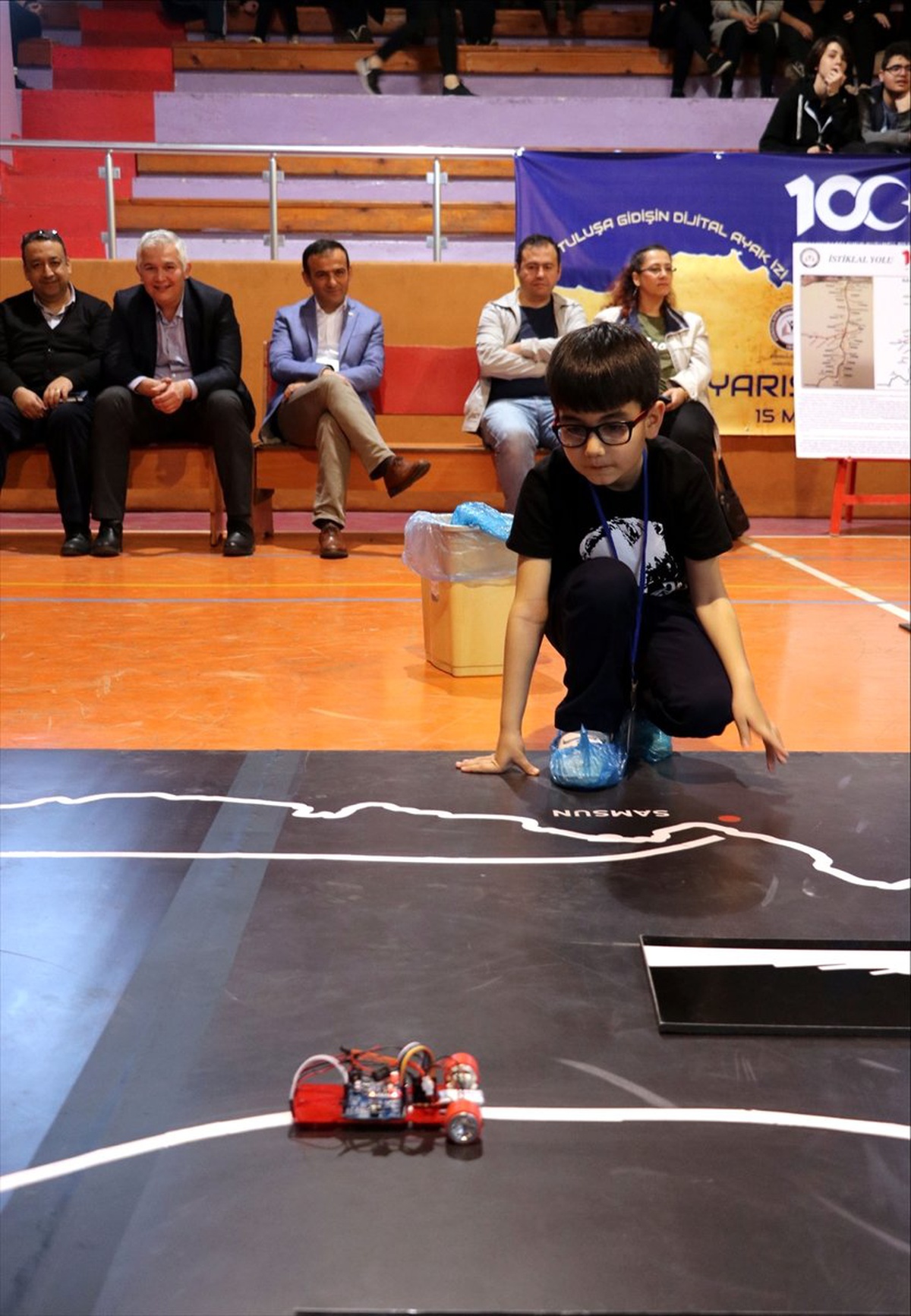 Öğrencilerin Robotları "Egemenlik Yolunda" Yarıştı