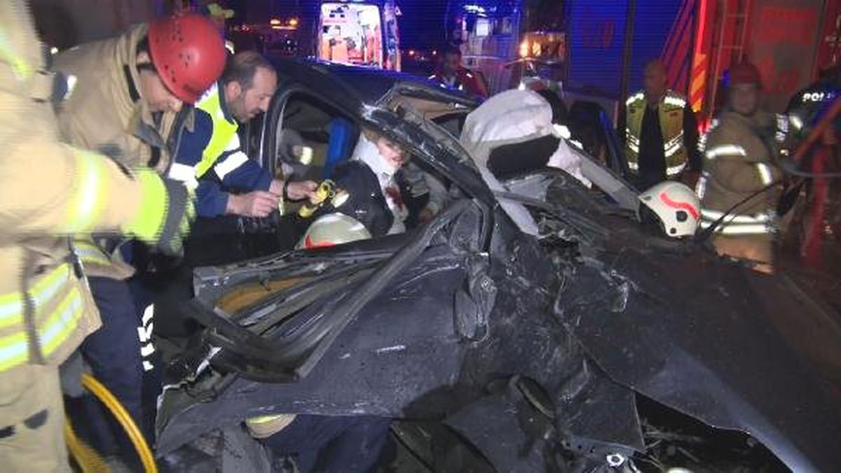 Otomobilde Sıkışan İki Kadını İtfaiye Kurtardı