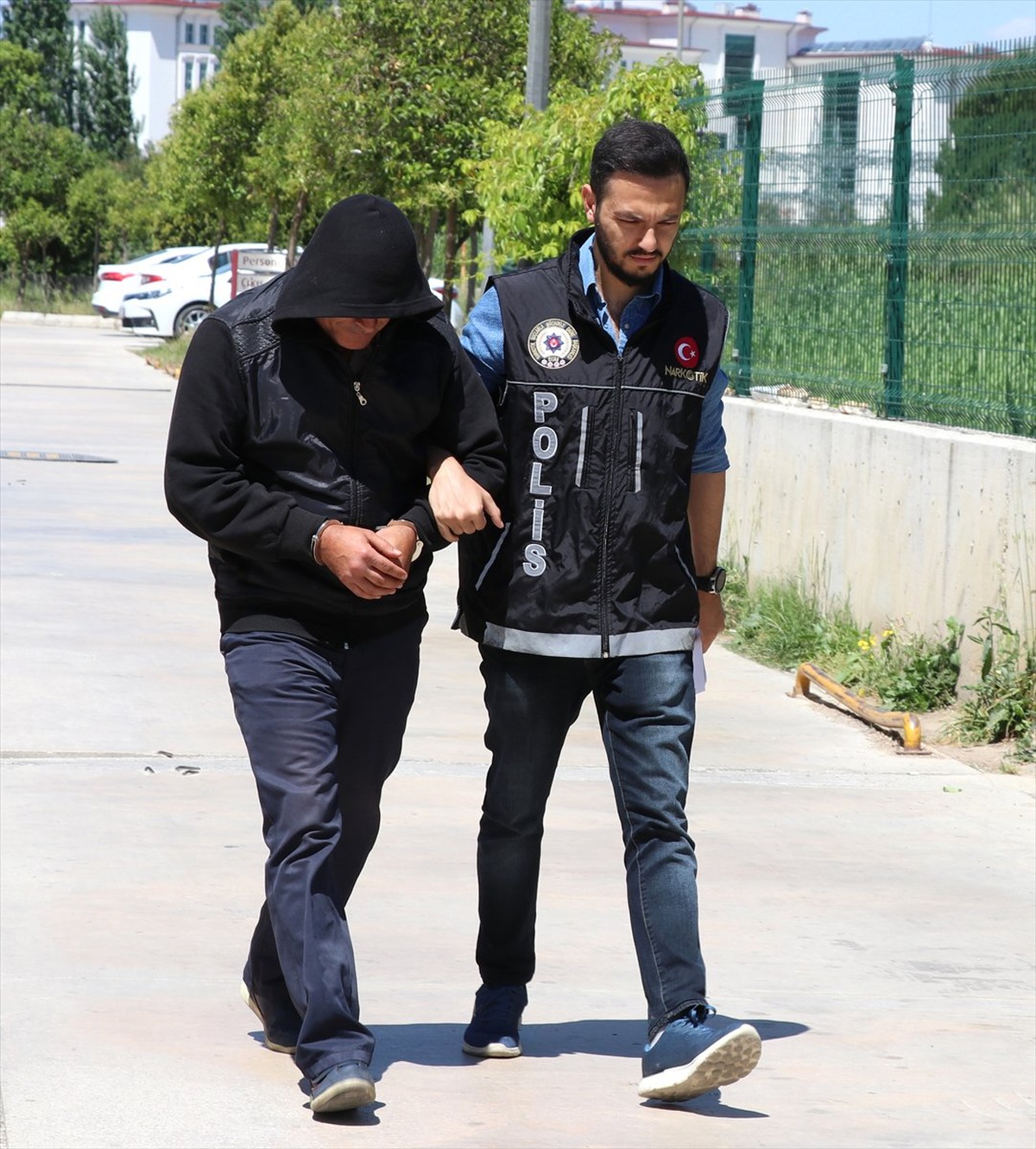 Poşet Dolusu Uyuşturucuyla Kaçmaya Çalışırken Yakalandı