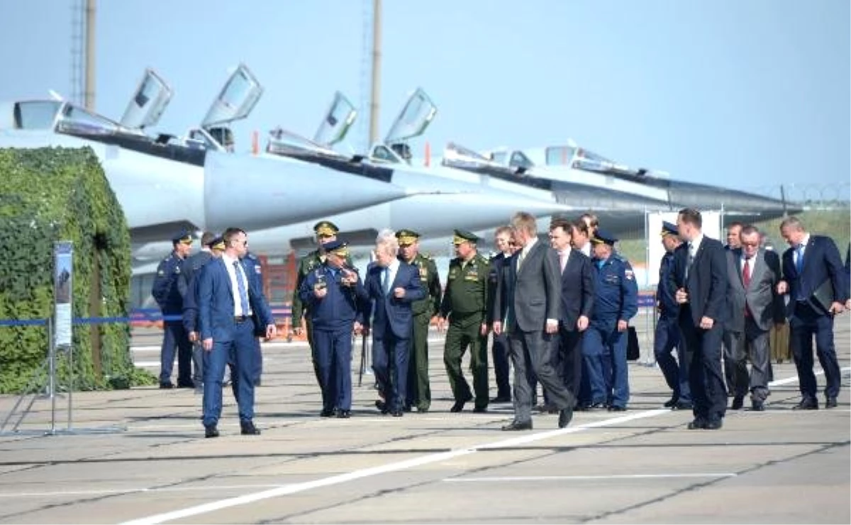 Putin\'e Hipersonik Kinjal Füzesiyle Donatılan Mig-31 Uçağı Tanıtıldı