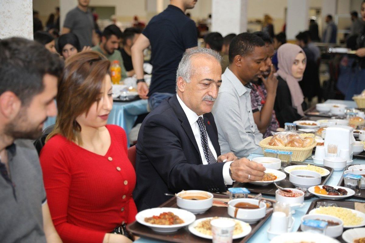 Rektör Çomaklı Öğrencilerle İftar Sofrasına Buluştu
