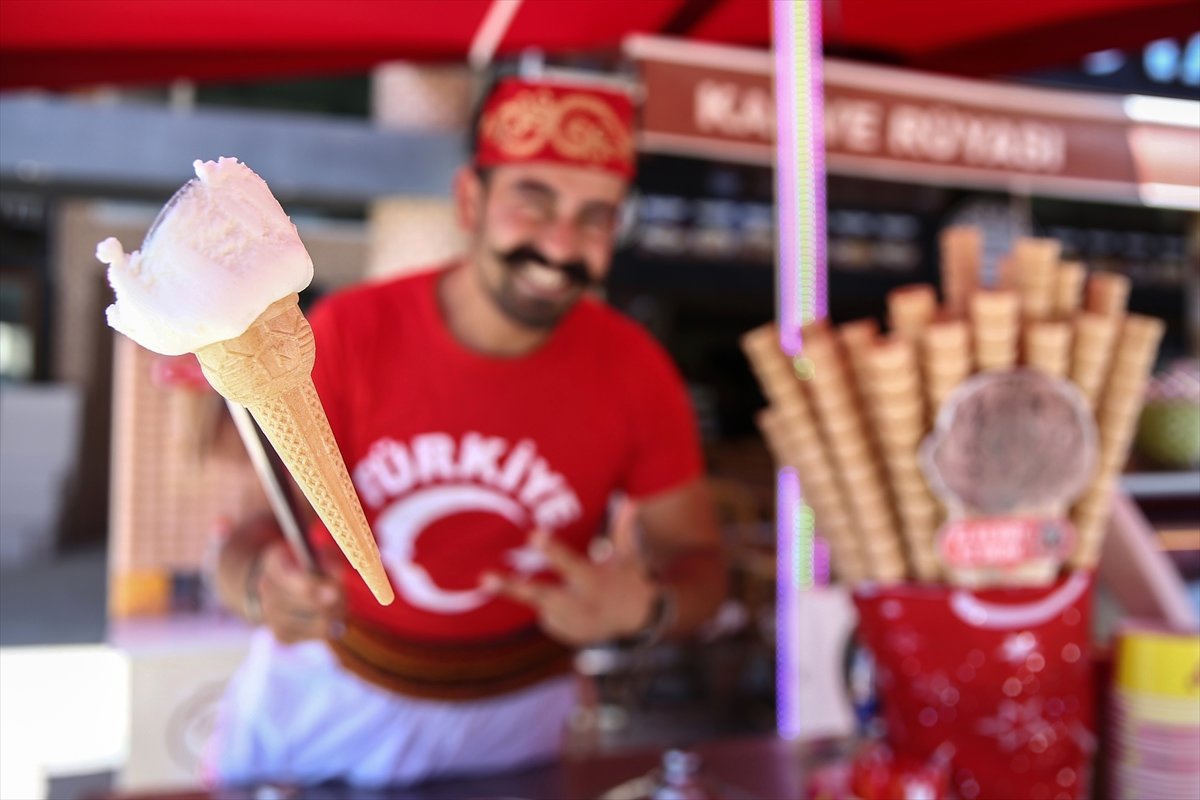 Renkli Şovlarıyla Turistlere Dondurma Satıyorlar