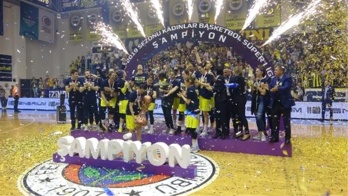 Şampiyon Fenerbahçe Kupasını Aldı