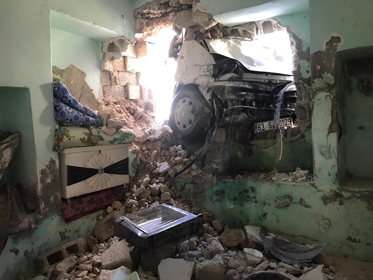 Şanlıurfa\'da Öğrenci Servisi Evin Duvarına Çarptı