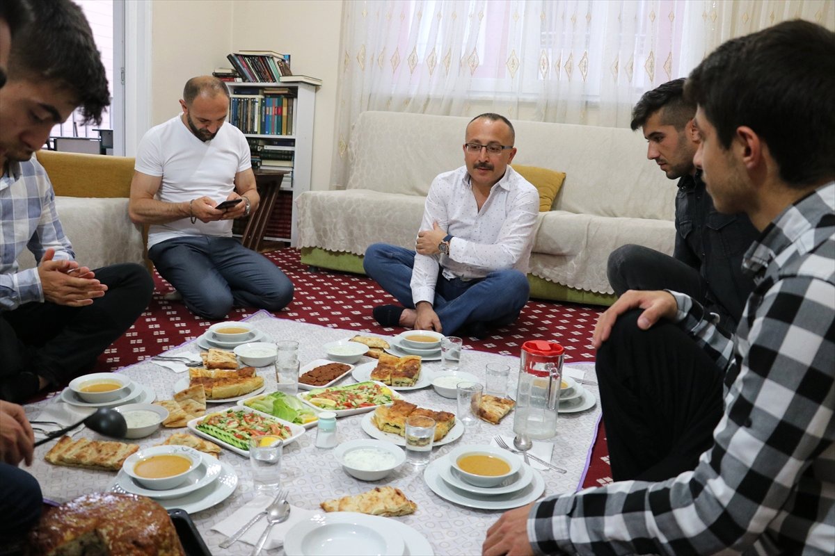 Siirt Valisi Atik\'ten Öğrenci Evine Sürpriz Ziyaret