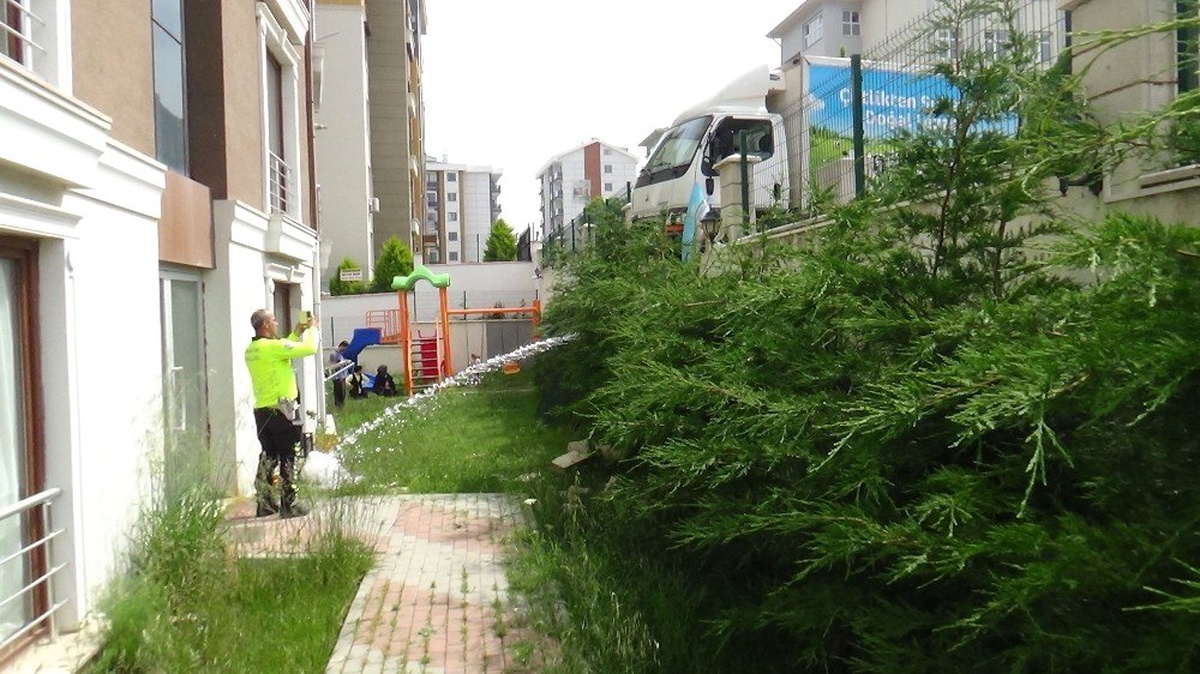 Silivri\'de Freni Boşalan Kamyonet İstinat Duvarına Çarparak Durabildi