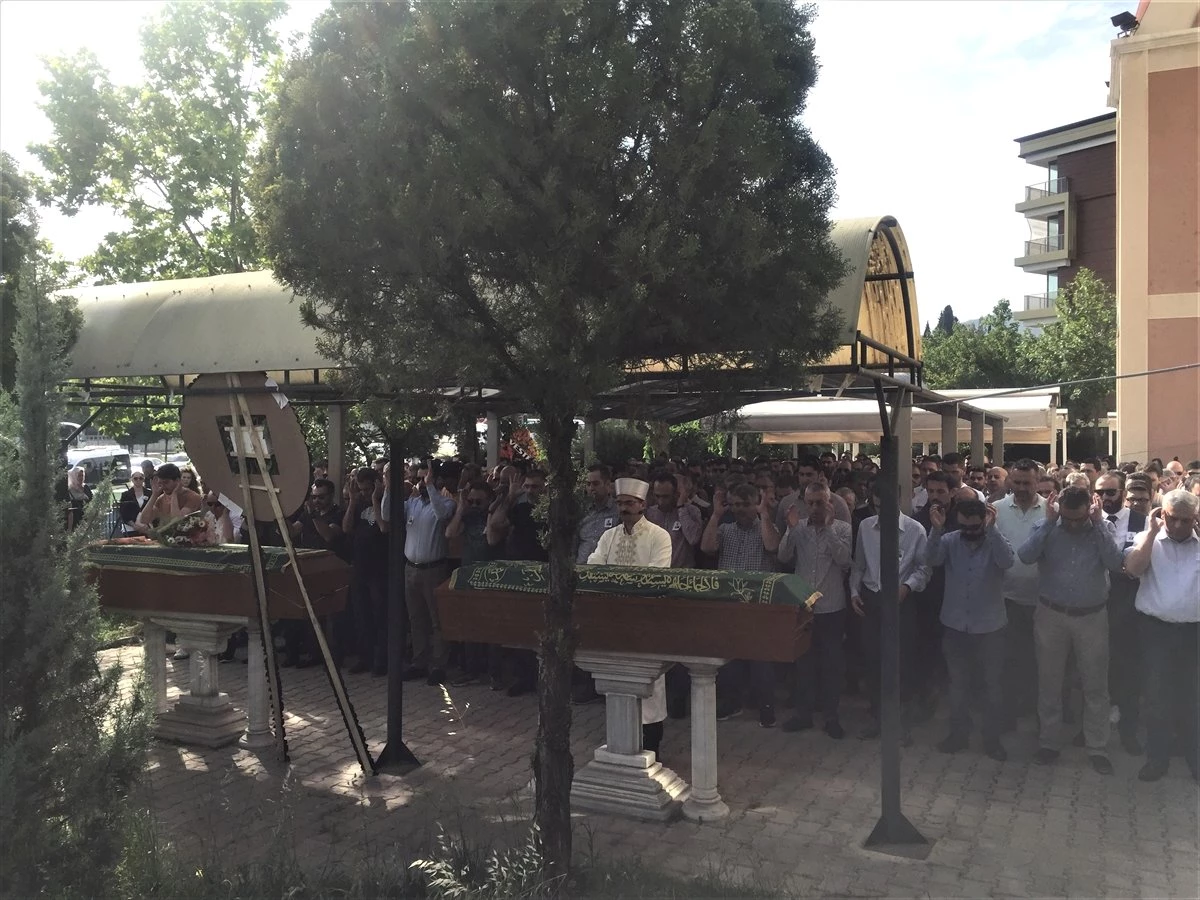 Siyanürlü Sıvı ile Ölen Anne ve Baba İçin Cenaze Töreni Düzenlendi
