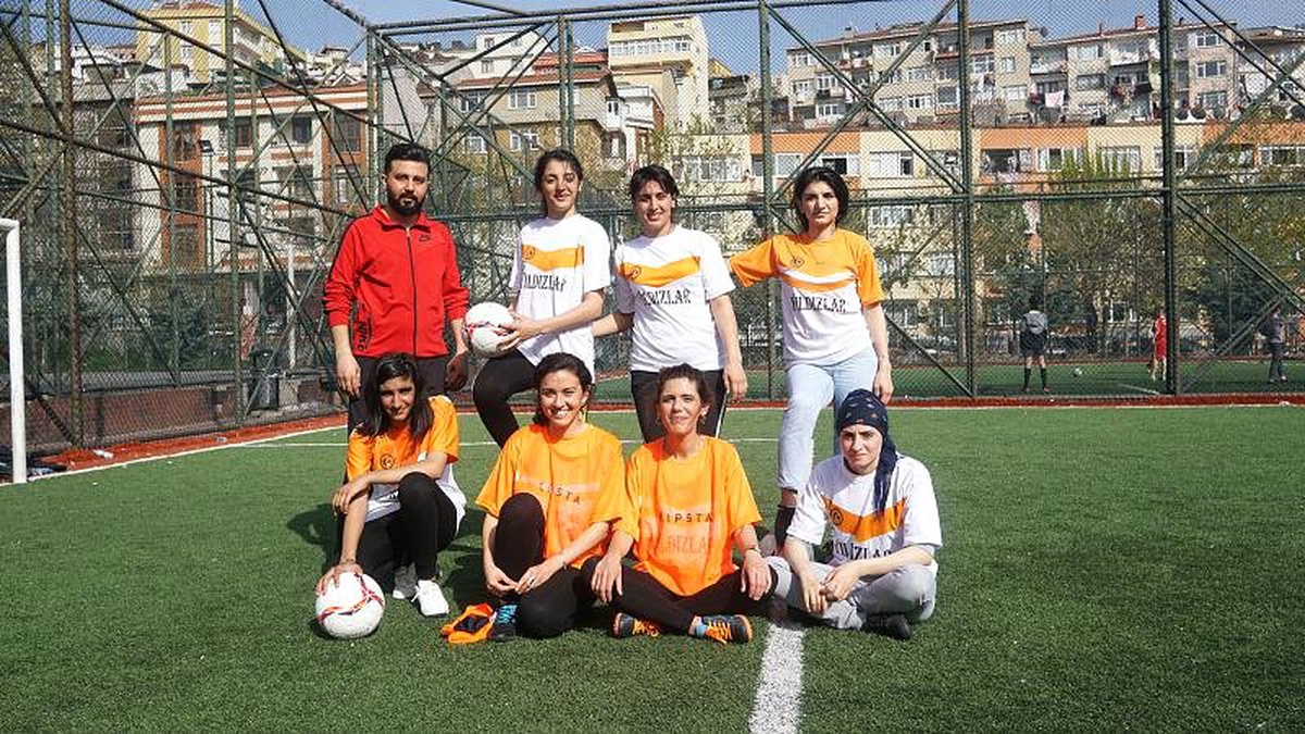 Suriyeli Mülteci Kadınlar Yıldızlar Futbol Takımı\'nda Hayata Çalım Atıyor