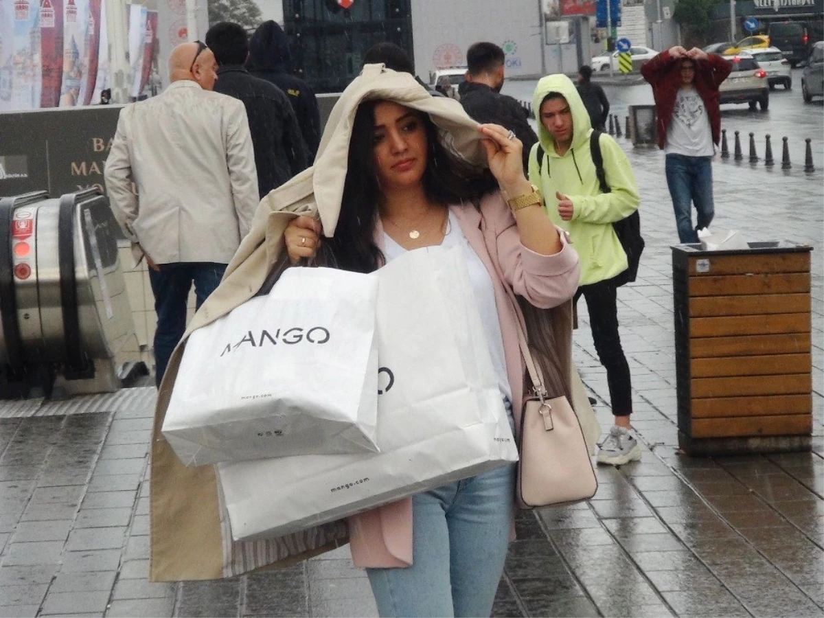 Taksim\'de Vatandaşlar Yağmura Hazırlıksız Yakalandı