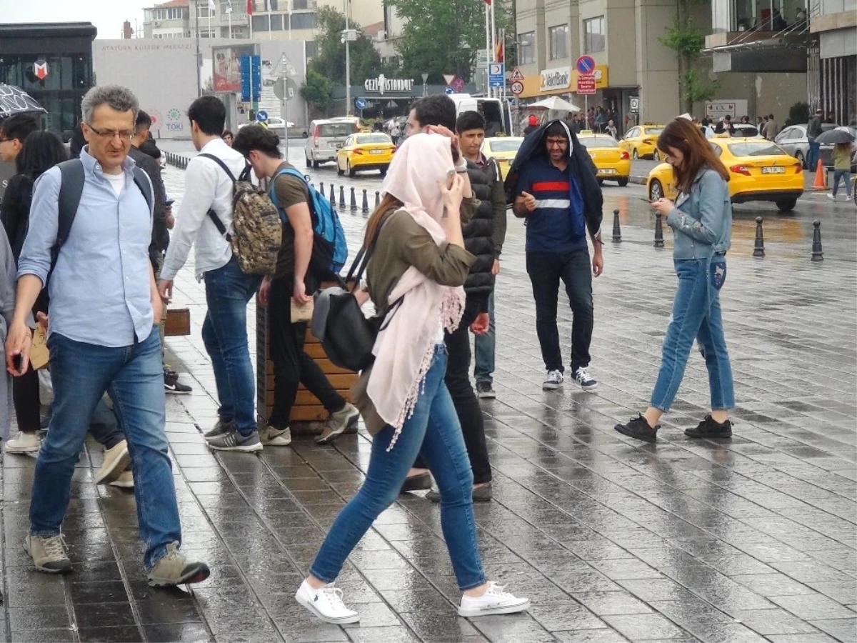 Taksim\'de Vatandaşlar Yağmura Hazırlıksız Yakalandı