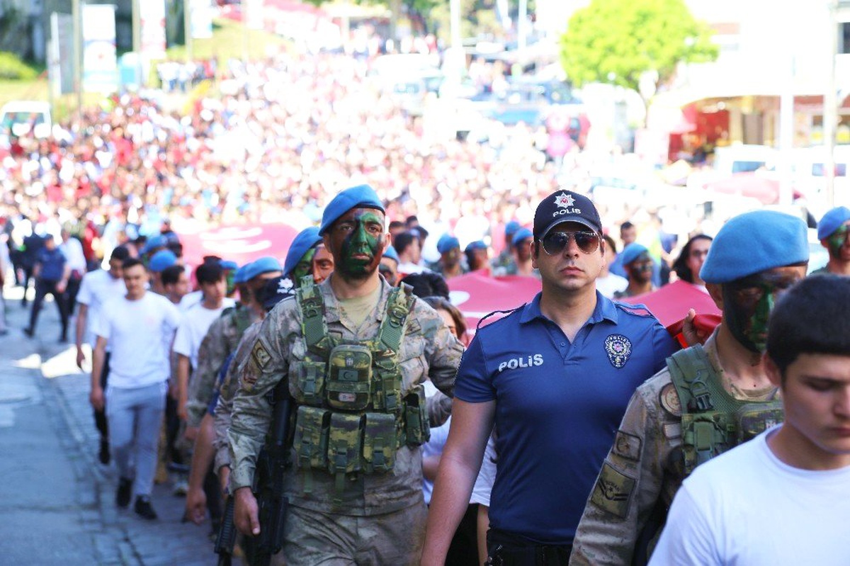 Trabzon\'daki Gençlik Yürüyüşü\'nden Renkli Kareler