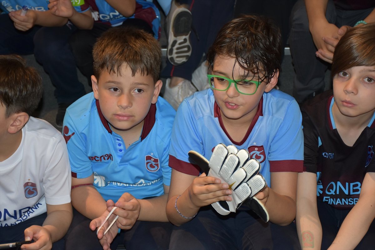 Trabzonsporlu Futbolcular Öğrencilerle Buluştu