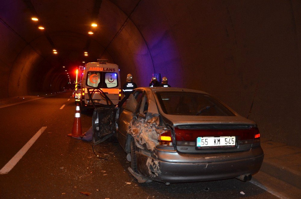 Tünelde Arıza Yapan Otomobilini İterken Canından Oldu