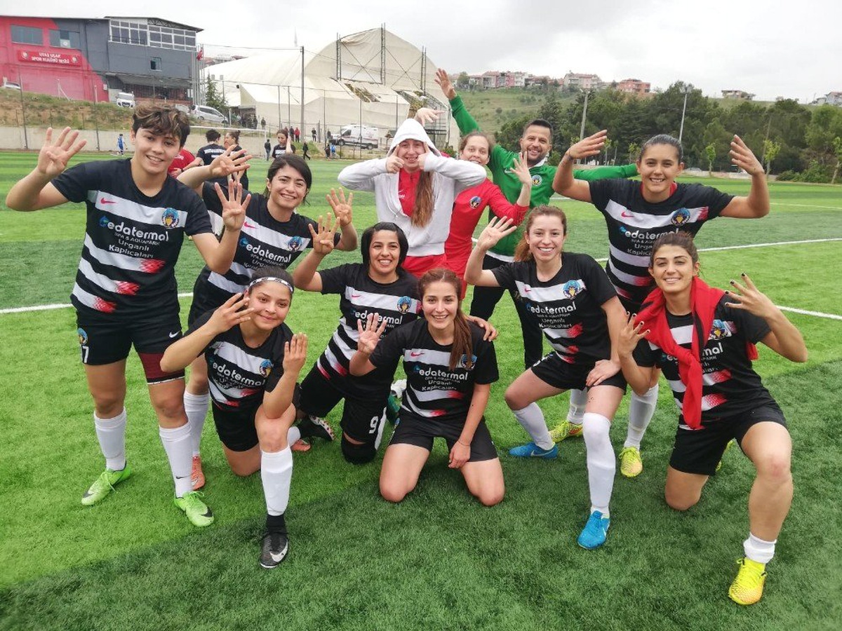 Turgutlu\'nun Kadın Futbol Takımı 2. Lig Yolunda