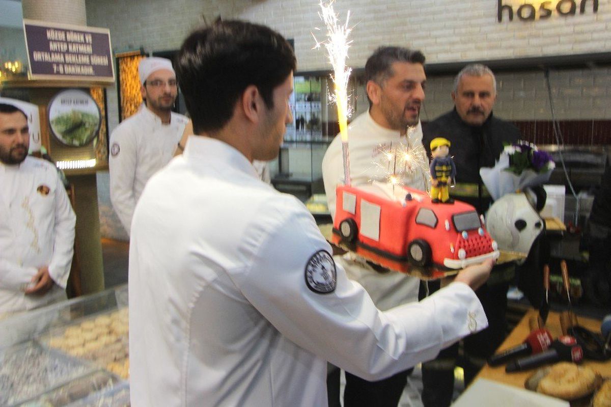 Ünlü Börekçi İtfaiyecilere Sürpriz Yaptı Mahkemelik Oldu
