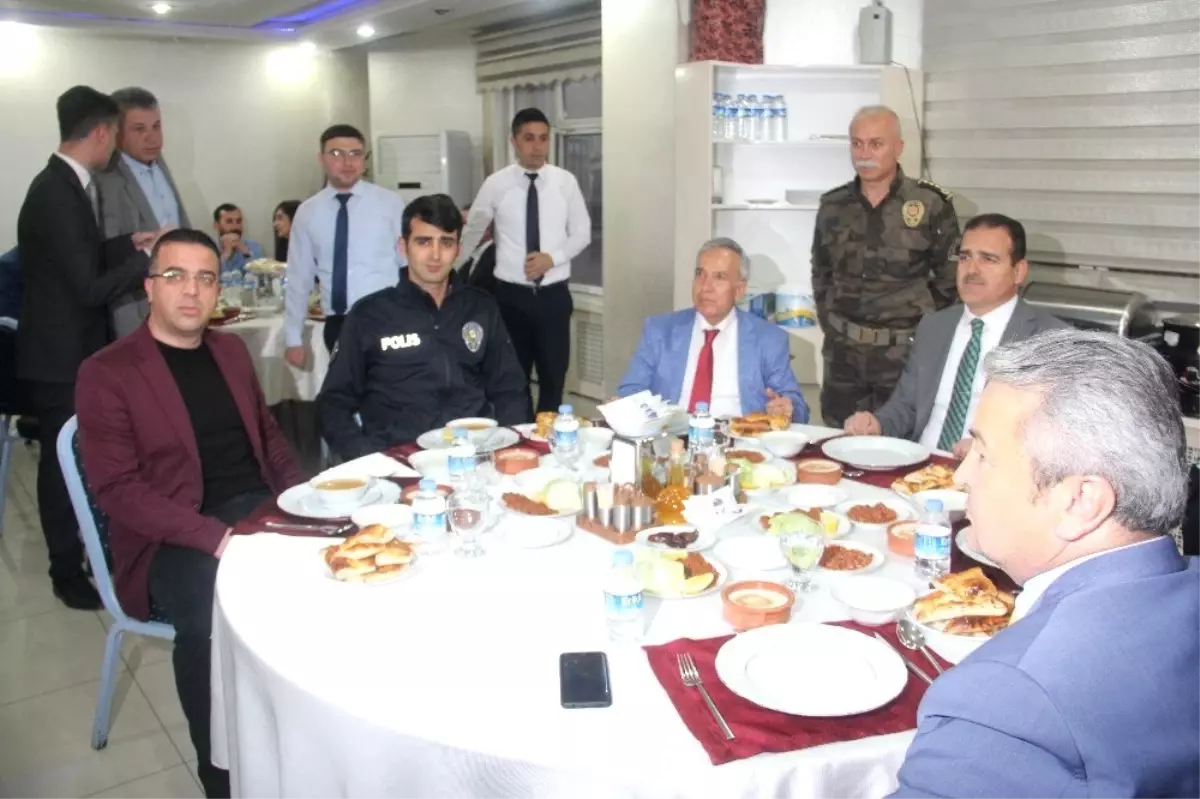 Vali Akbıyık, Polis ve Kurum Amirleri ile İftarını Açtı