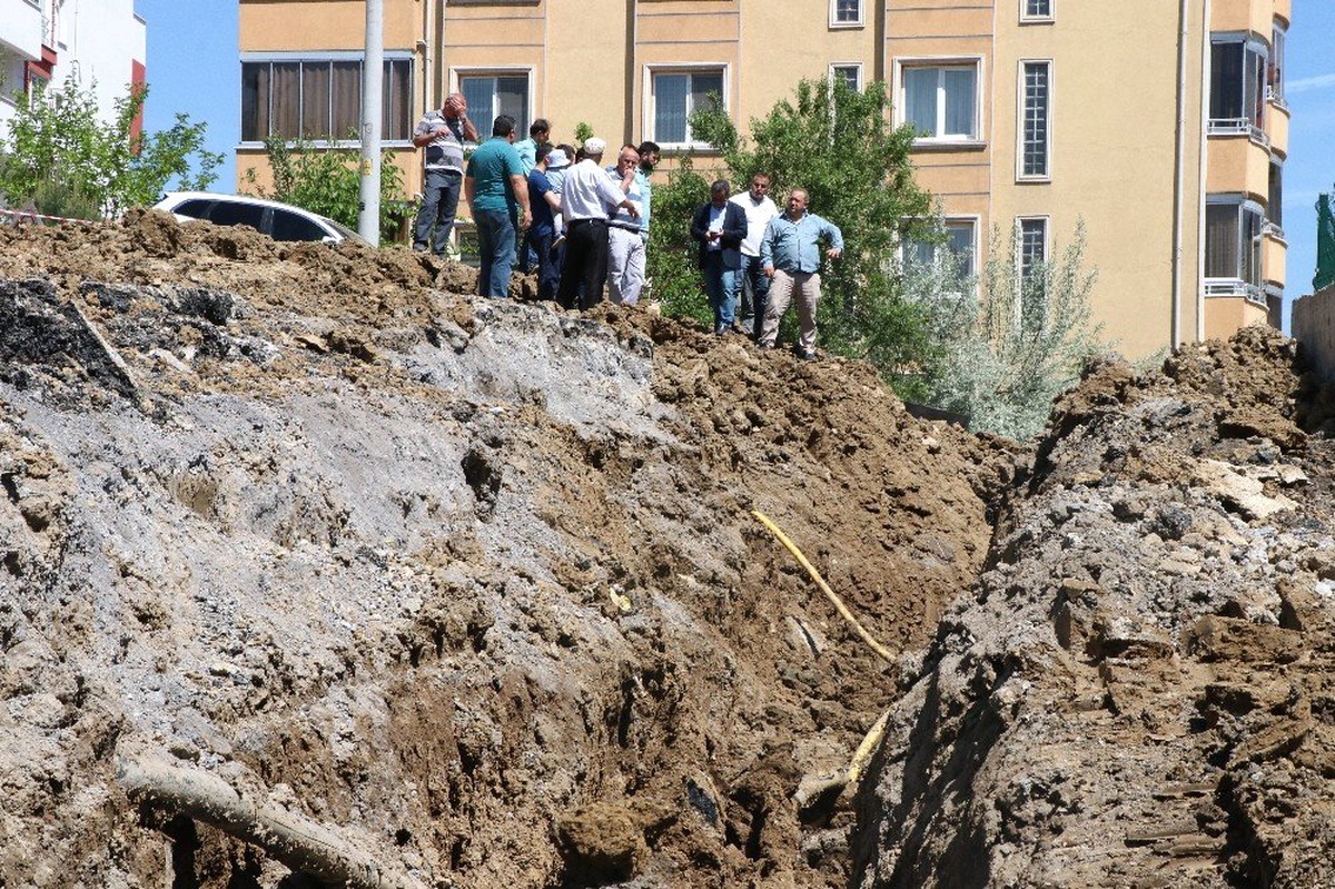 Vatandaşlar Yoldaki Çatlaklıkların Çözüme Kavuşturulmamasına Tepki Gösterdi