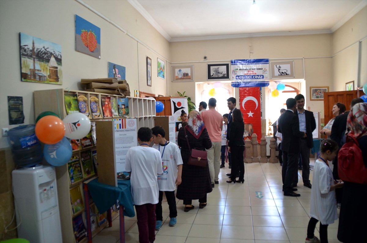 Yaptıkları Projelerle Arkadaşlarını Bilime Yönlendiriyorlar