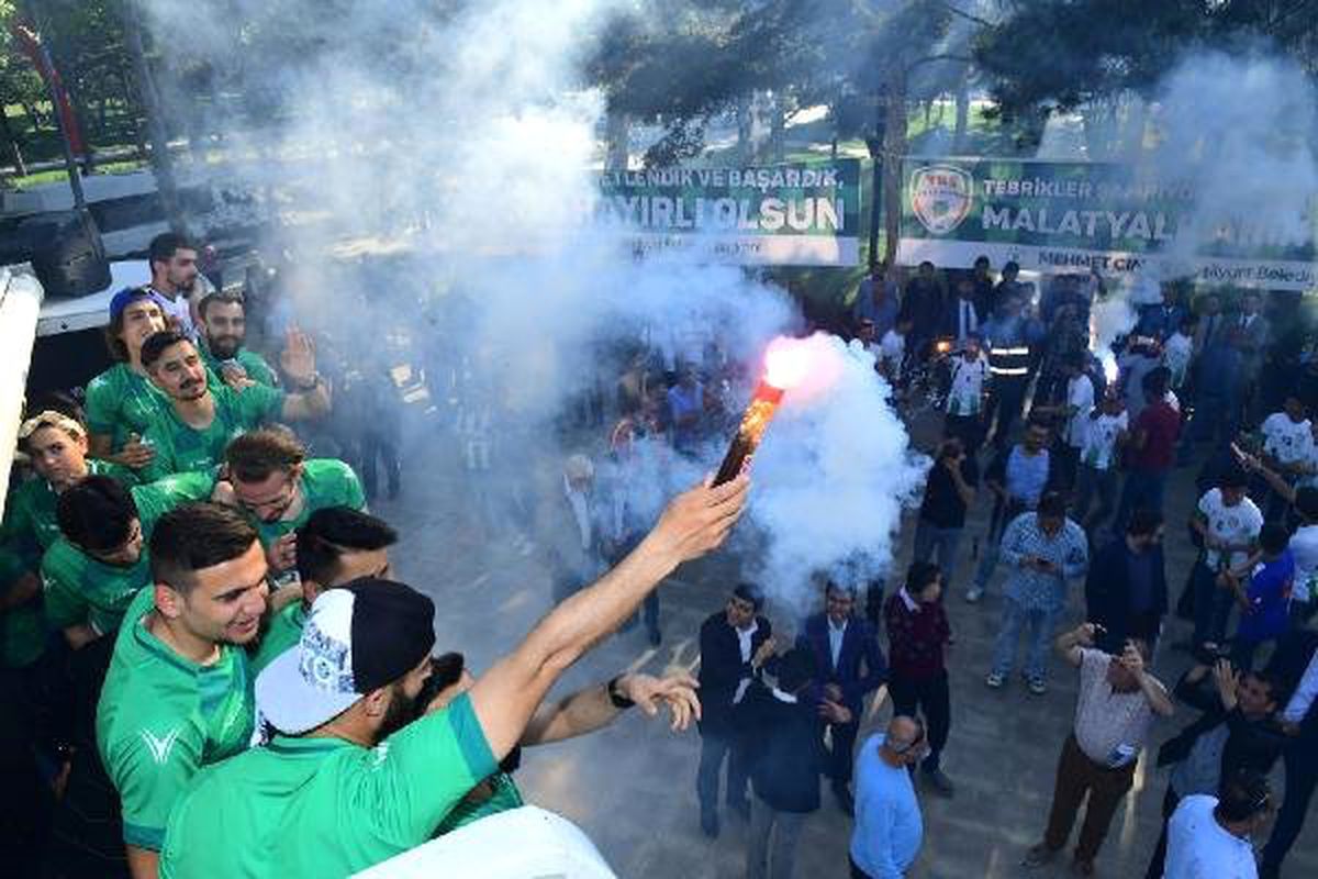 Yeşilyurt Belediyespor Kupasını Aldı