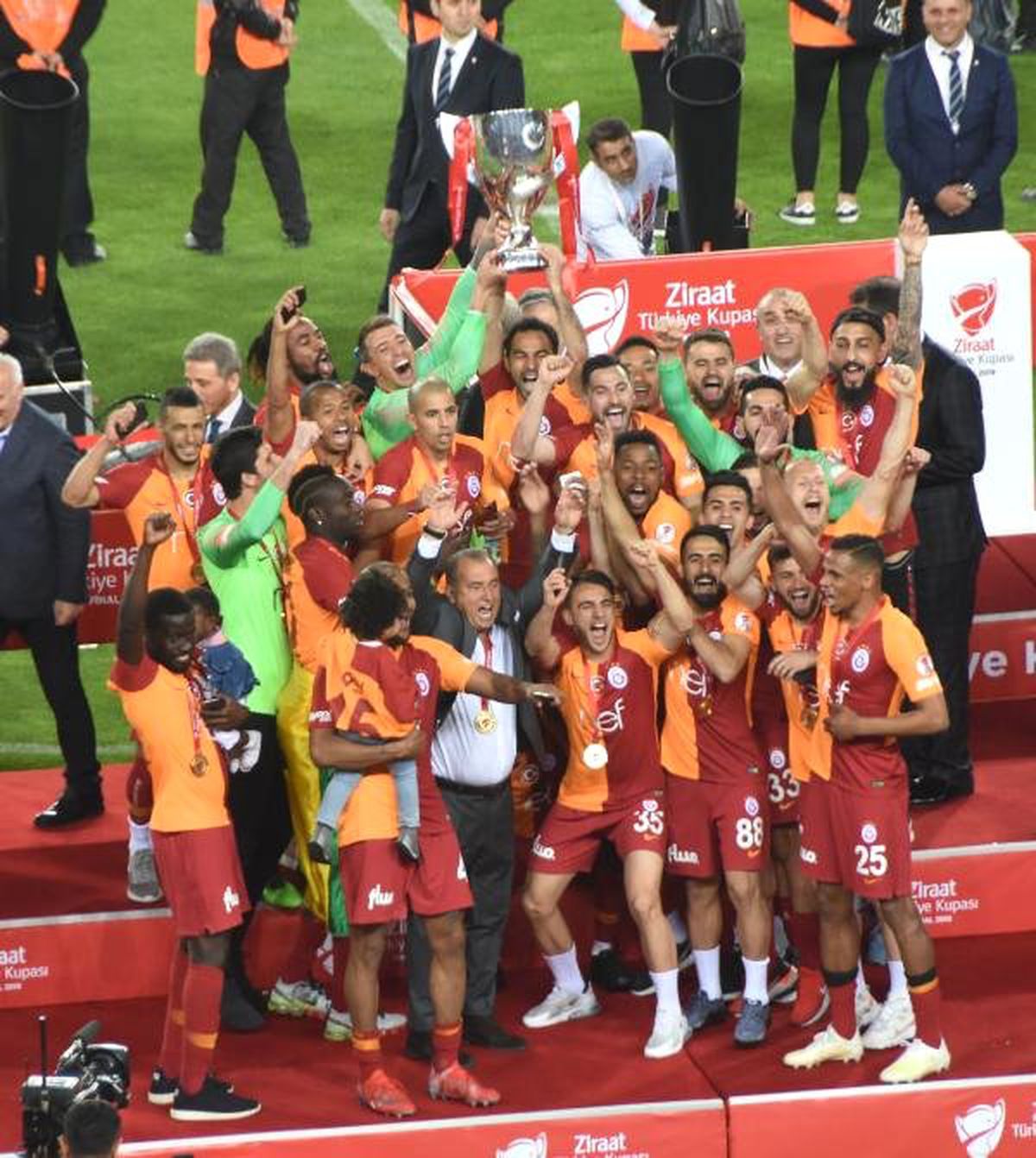 Ztk Şampiyonu Galatasaray Kupasını Aldı