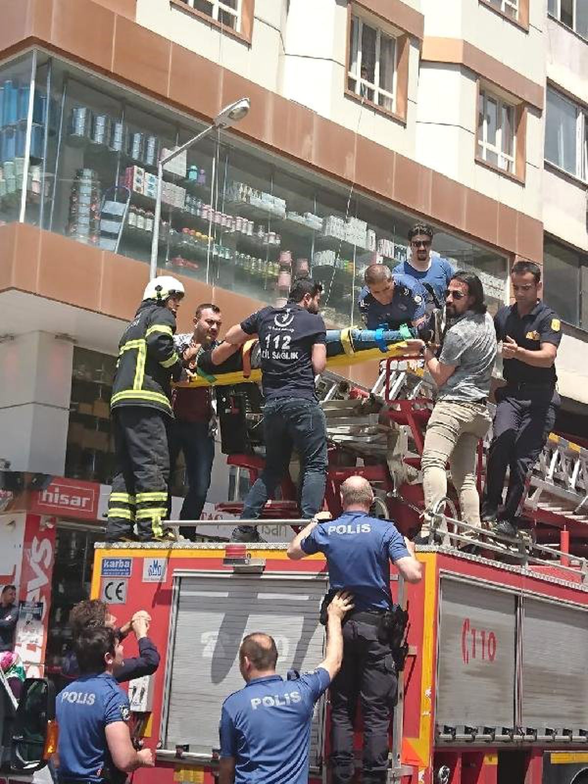 8\'inci Kattan Atlayacağı Sırada Polis Kurtardı