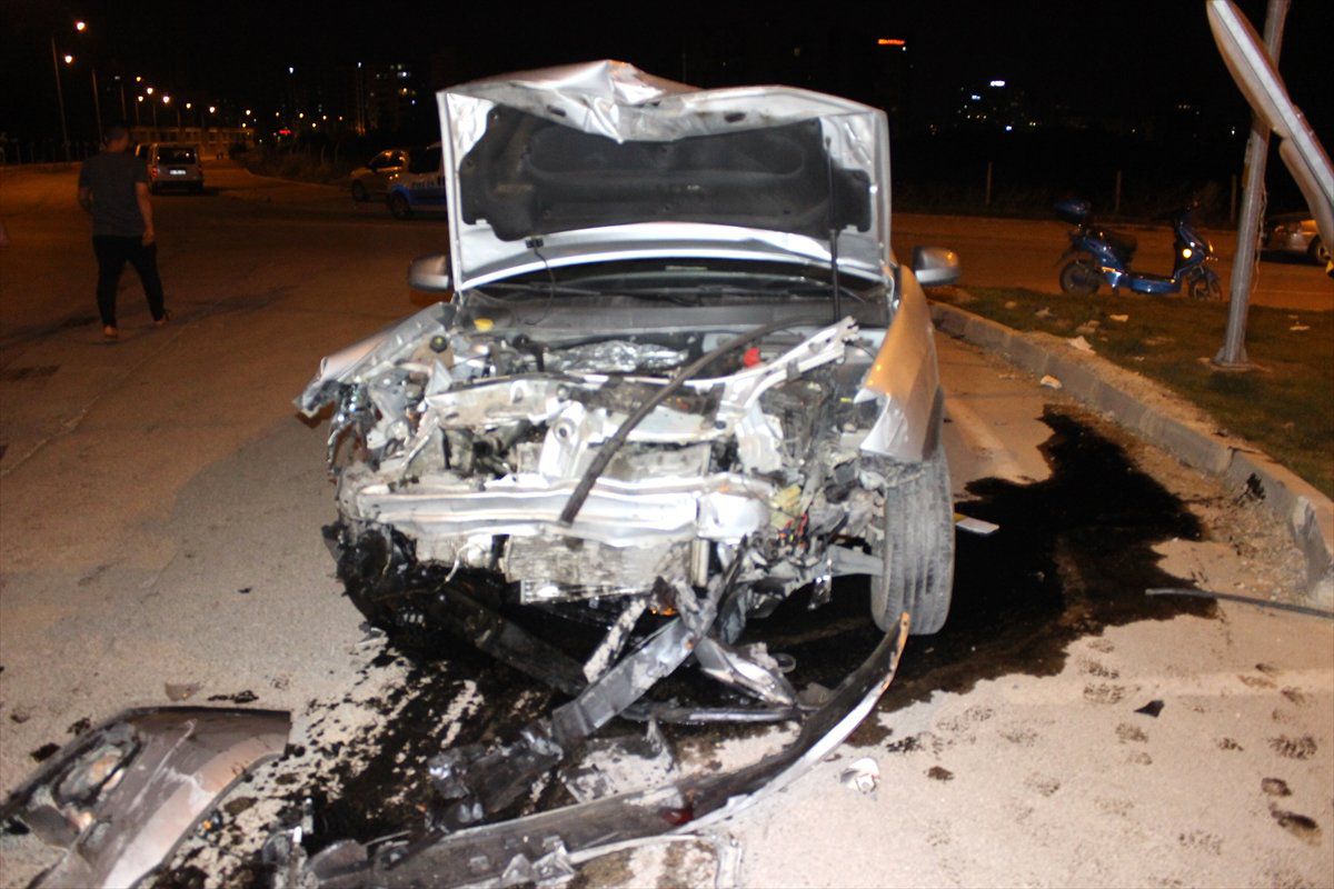 Adana\'da Trafik Kazası: 3 Yaralı