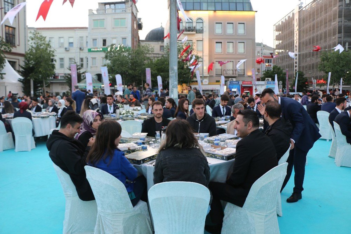 Atatürk\'ün İstanbul\'dan Samsun\'a Hareket Ettiği Karaköy Rıhtımı\'nda İftar