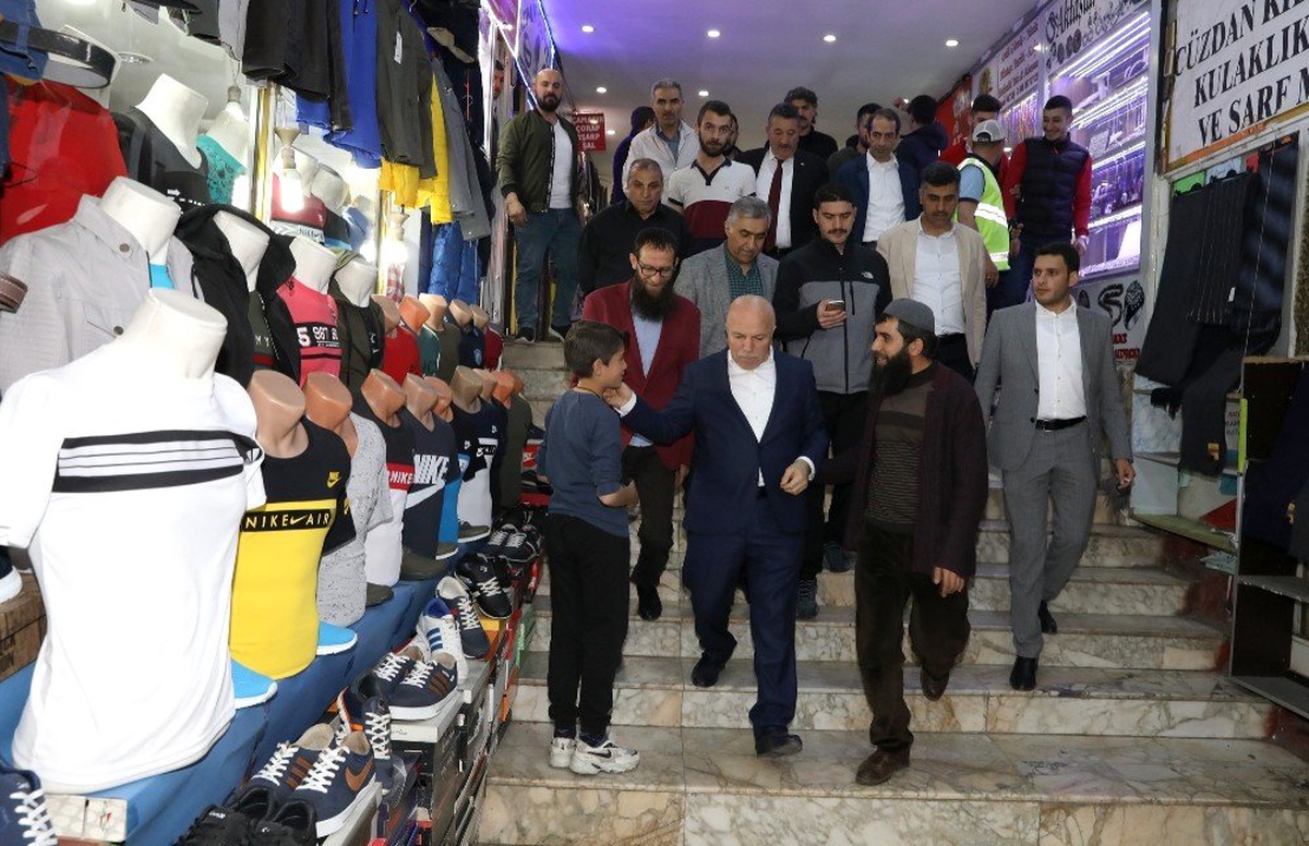 Başkan Sekmen Halk Pazarı\'nı Gezdi