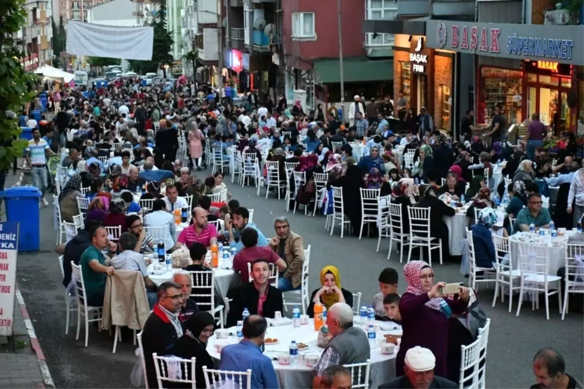 Başkan Vergili, Esentepe\'de Düzenlenen Geleneksel Mahalle İftarına Katıldı