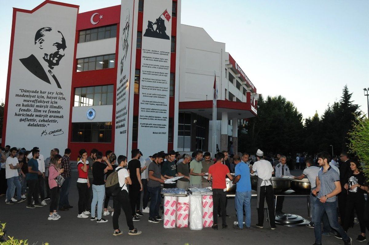 Batman Üniversitesi\'nden Öğrencilere İftar