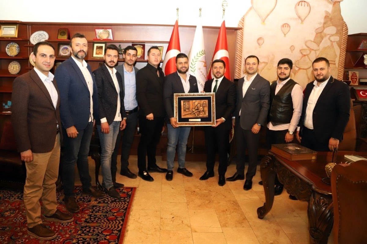 Belediye Başkanı Arı\'ya Hayırlı Olsun Ziyaretleri Sürüyor