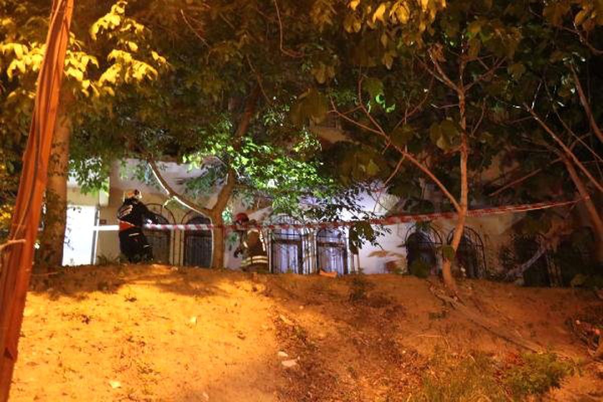 Beykoz\'da İki Katlı Binanın Duvarı Yıkıldı (1)
