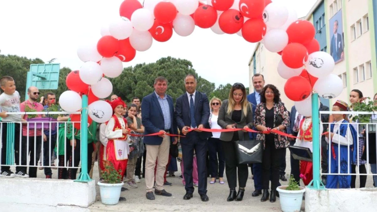 Biga\'da Yeniçiftlik Ortaokulu Tübitak 4006 Bilim Fuarı Açıldı