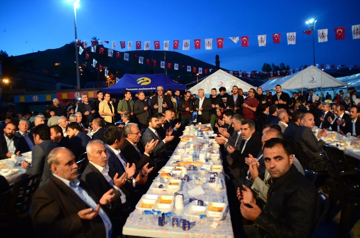 Bitlis Valisi Oktay Çağatay, Vatandaşlarla İftarda Buluştu