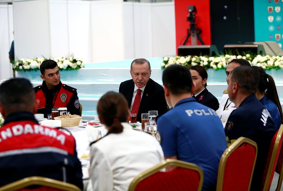 Cumhurbaşkanı Erdoğan, İç Güvenlik Birimleriyle İftarda Buluştu