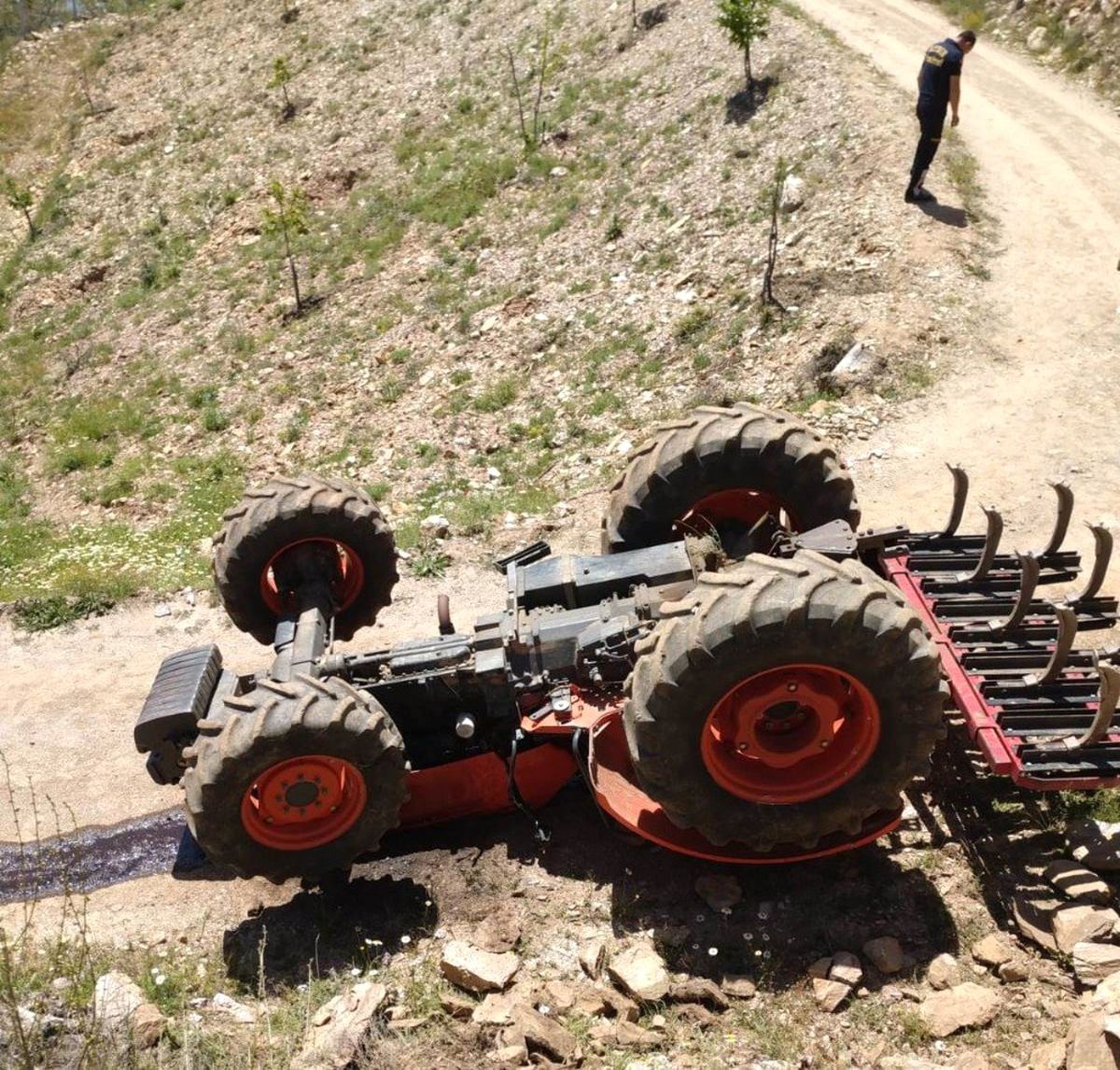 Devrilen Traktörün Altında Kalan İşçi Öldü