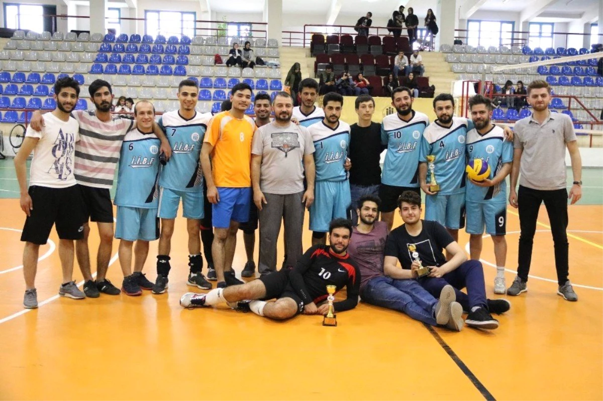 Erkekler Voleybol Turnuvası\'nda Kupa Sahibini Buldu