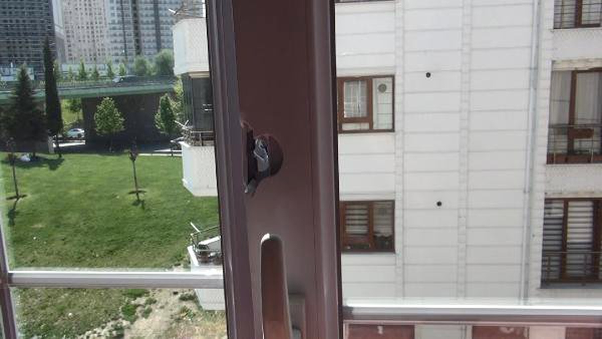 Esenyurt\'ta Sahurda Evlerine Kurşun İsabet Eden Aile Büyük Korku Yaşadı