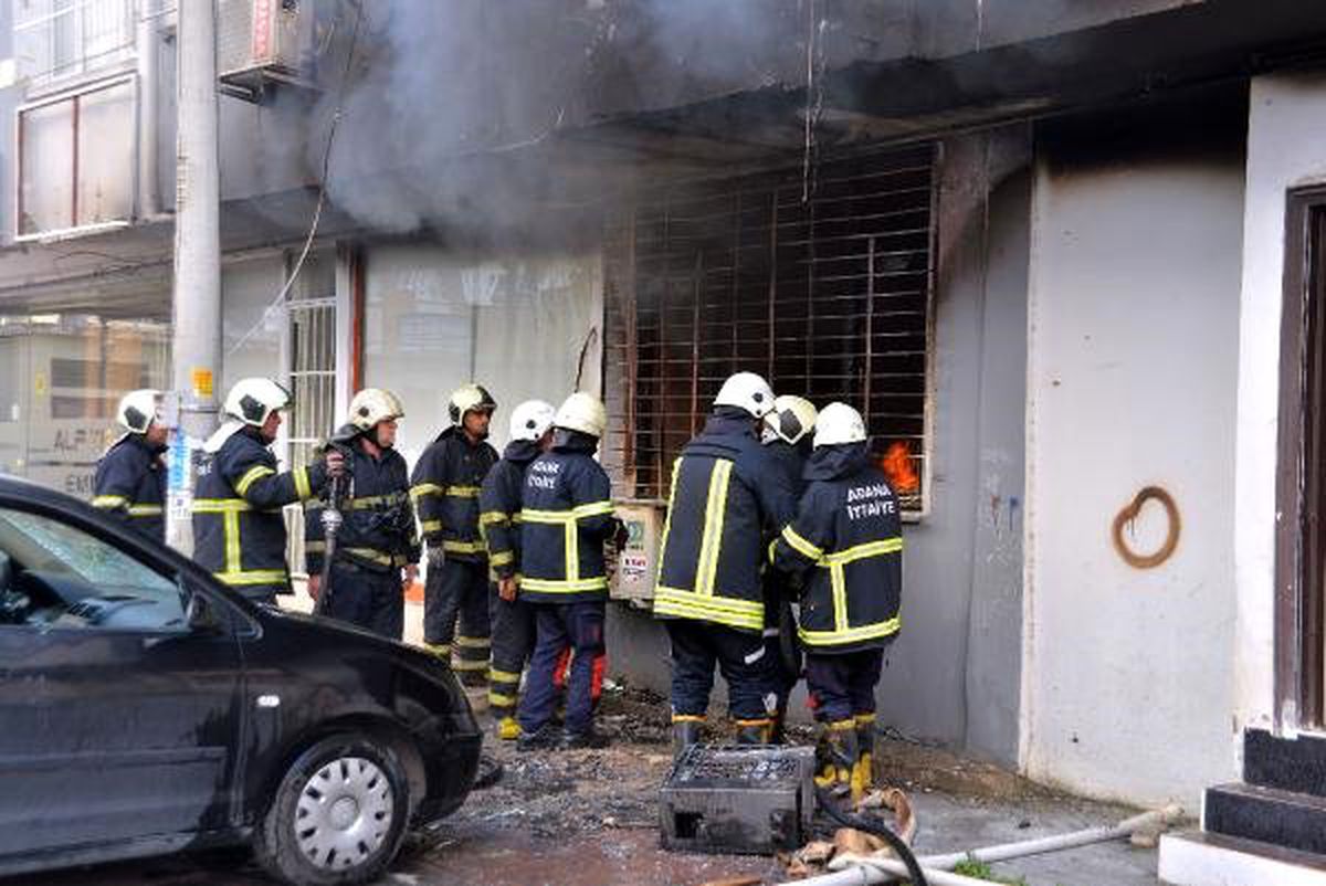 Evdeki Yangında Biri Bebek 4 Kişi, Dumandan Etkilendi