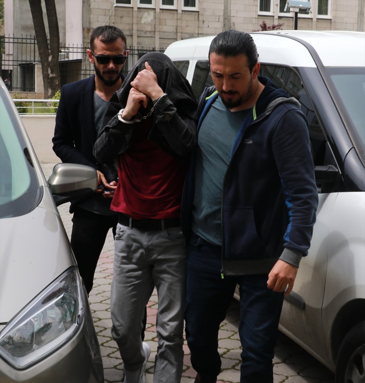 Geç Gelen Elektrik Tesisatçısının Makasla Yaralandığı İddiası