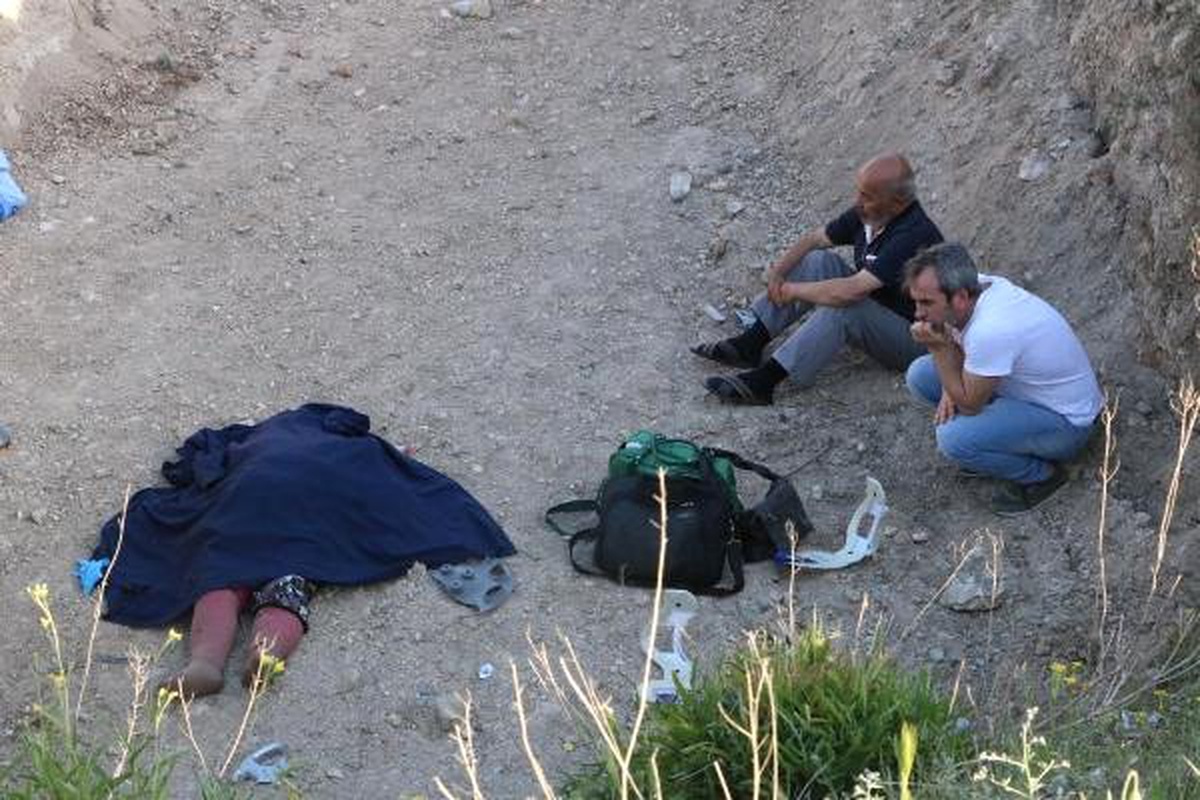 Hafif Ticari Araç Menfez Boşluğuna Yuvarlandı: 2 Ölü, 3 Yaralı