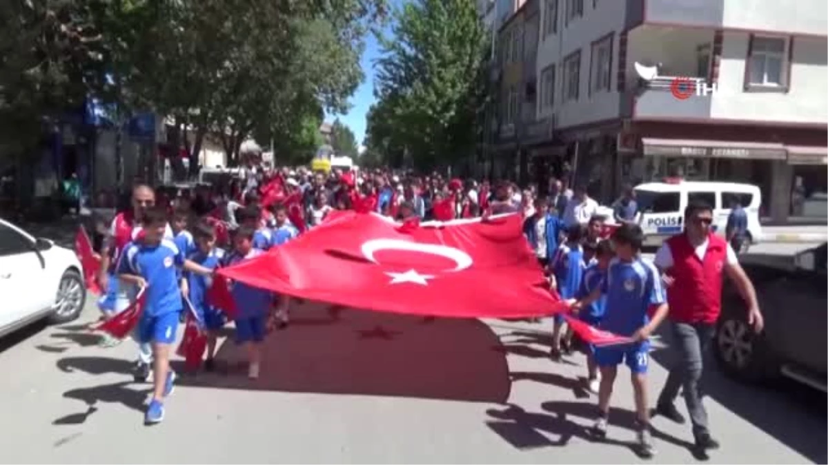Iğdır\'da Türk Bayraklı Gençlik Yürüyüşü