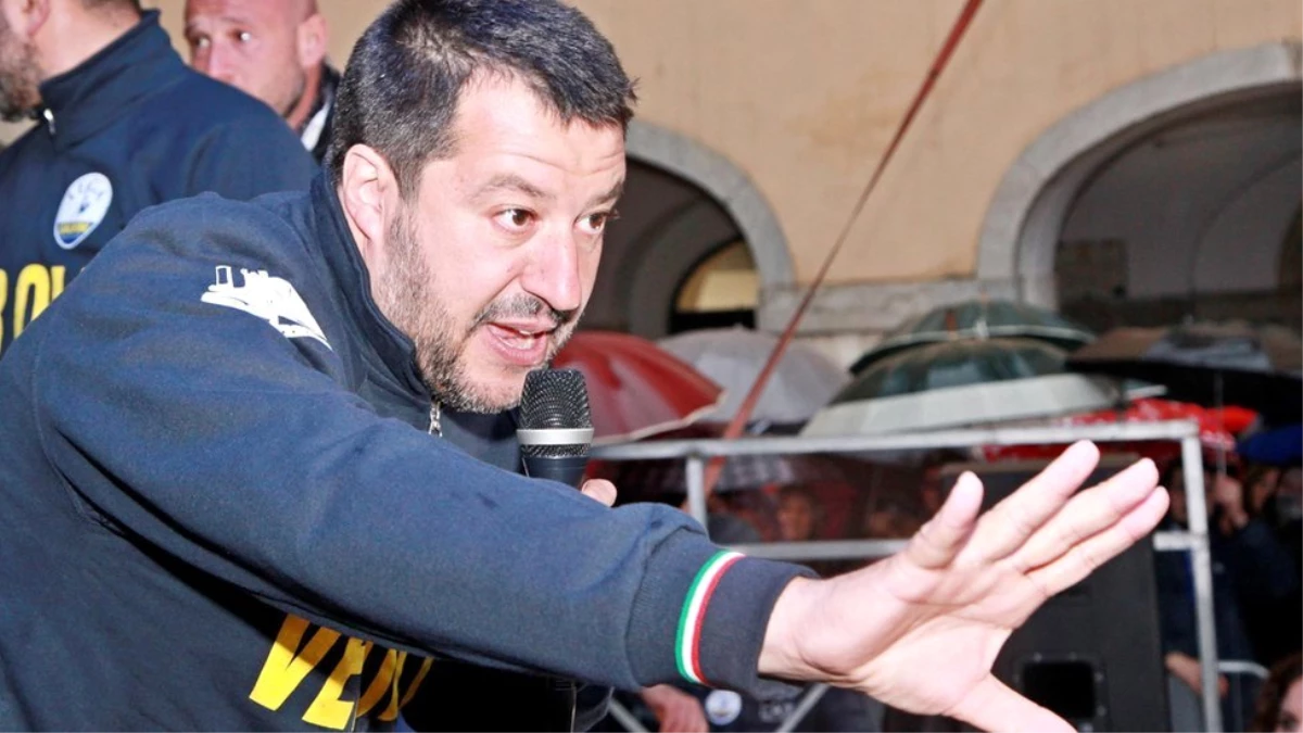 İtalya\'da Aşırıcı Sağcı Salvini\'ye Karşı Çarşaf İsyanı ve Selfi Tuzakları
