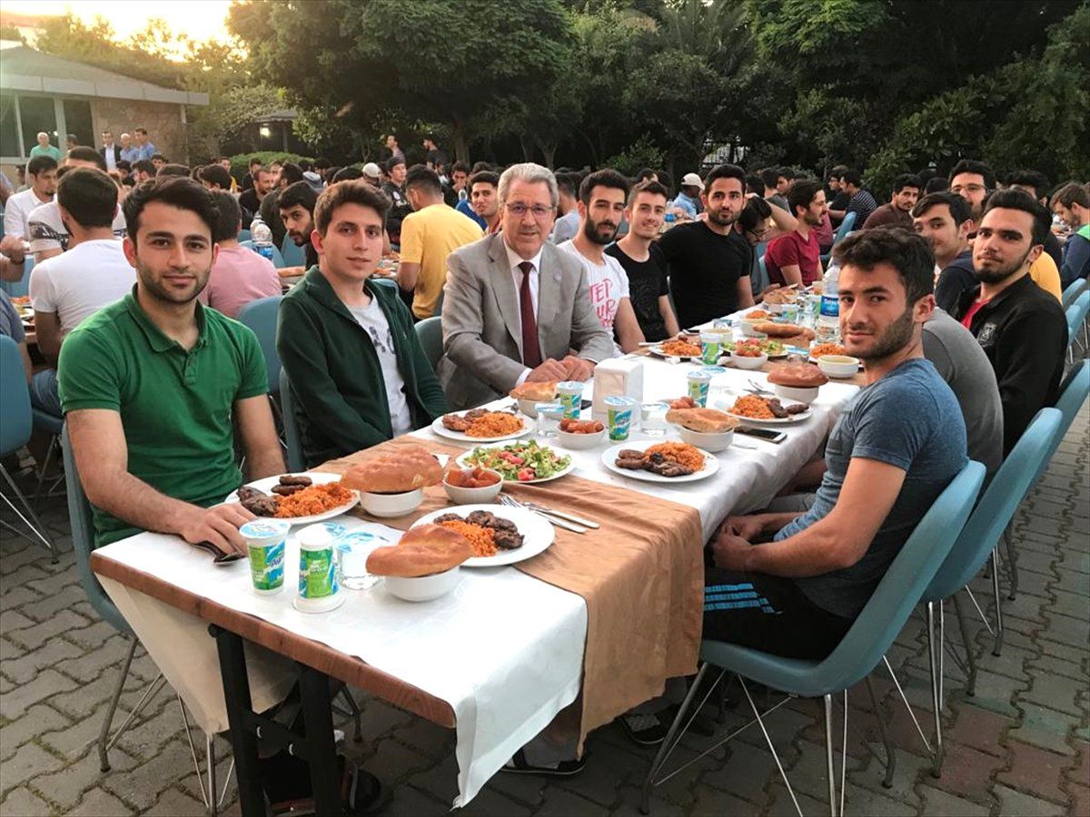 İzmir\'de Öğrenci Yurdu ve Üniversite Kampüsünde İftar Yemeği
