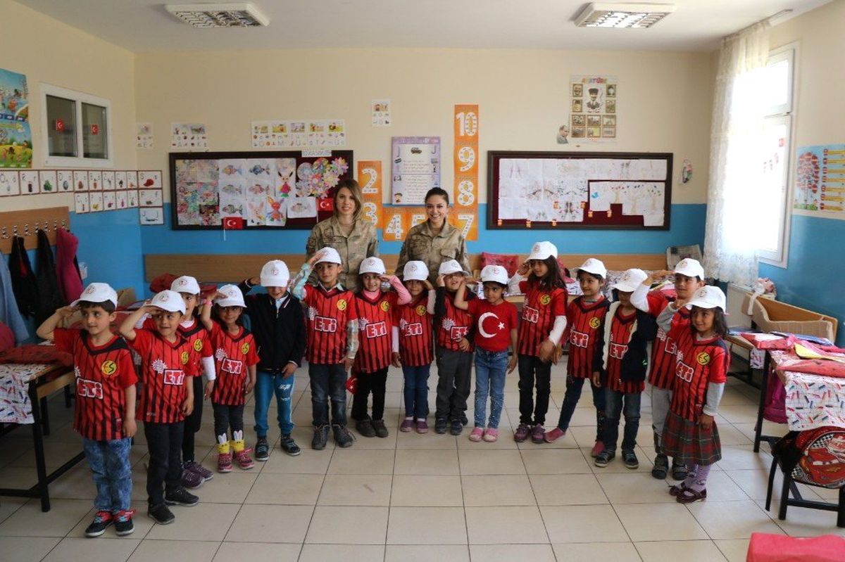Kadın Askerlerden Çocuklara Ziyaret